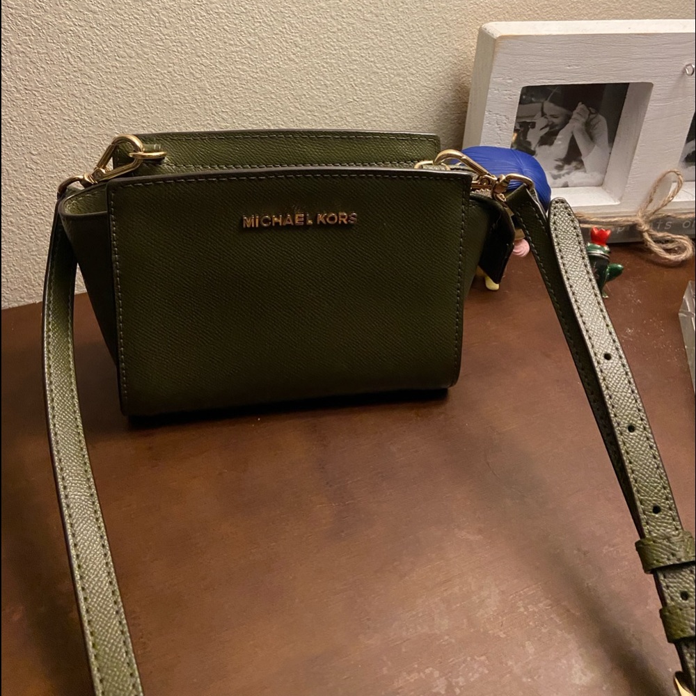 💚tiny Michael Kors crossbody purse💚